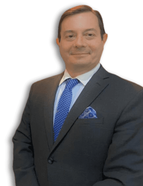 El oftalmólogo y retinólogo Javier Andrés Bernal Urrego de traje y corbata de pie frente a un fondo transparente.